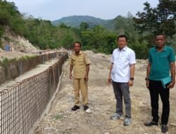 Memasuki MT1, Dewan Provinsi Benny Candra Tinjau Perbaikan Saluran Irigasi Primer Bendung Benenai Malaka. 